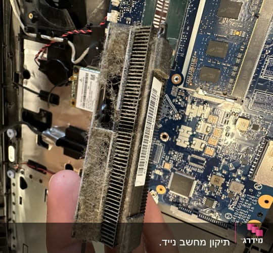 לוח אם עם רכיבים אלקטרוניים ומאוורר מאובק